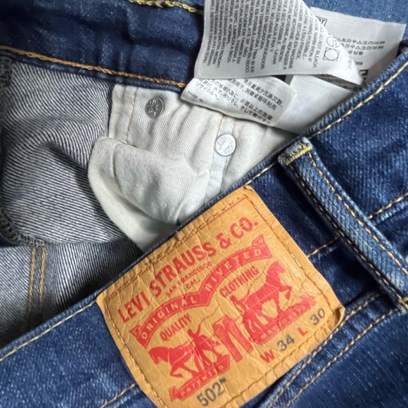 Levi's Relaxed Fit Medium Blue Jeans - Picture 3 of 6